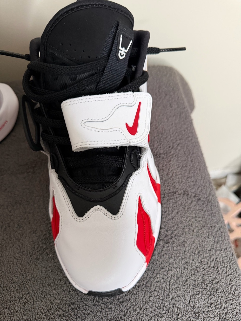 Nike Men’s Black White Red Sneakers - Picture 3 of 9